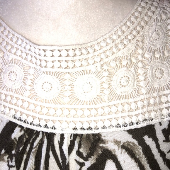 PLEIONE SIZE MEDIUM DARK GREEN AND WHITE SLEEVELESS TOP WITH EMBROIDERED CHEST - Picture 3 of 5